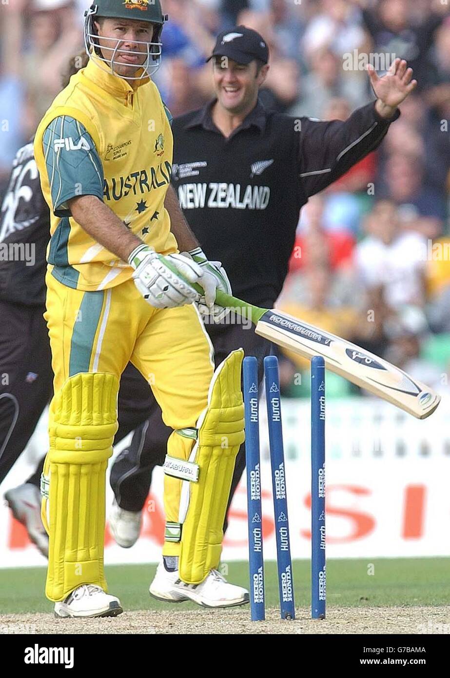 Le batteur australien Ricky Ponting est séduit par Scott Styris, de Nouvelle-Zélande, alors que Nathan Astle (à droite) célèbre lors de son match du Trophée des champions de l'ICC à l'Oval, dans le sud de Londres. , PAS D'UTILISATION DE TÉLÉPHONE MOBILE. Banque D'Images