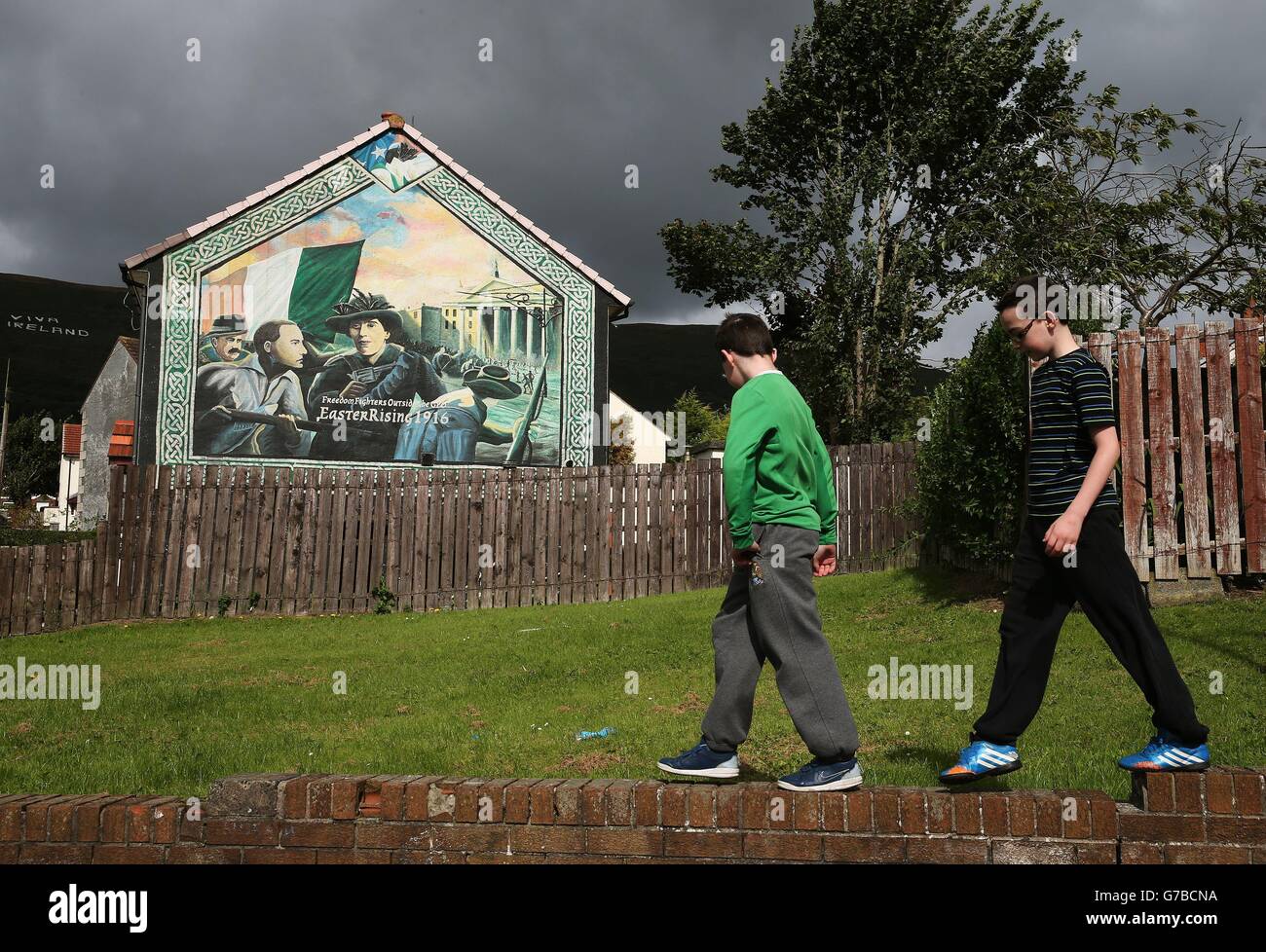 Une murale peinte sur le côté d'une maison dans le domaine de Whiterock, Belfast. Banque D'Images