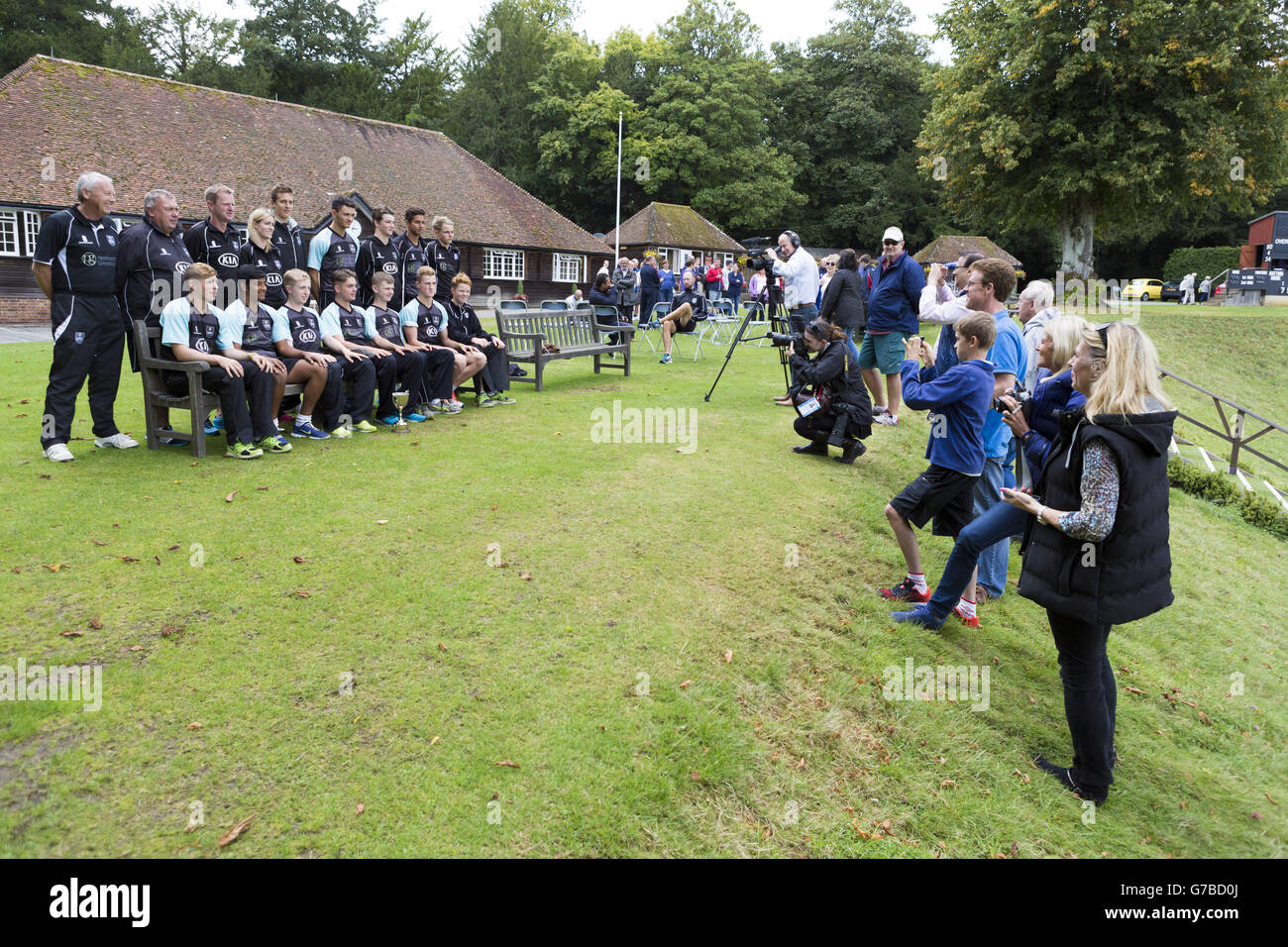 Finale nationale de la BCE pour les moins de 17 ans au Arundel Castle Cricket Club dans West Sussex entre Surrey et Lancashire.L'équipe de Surrey avec le trophée.La pluie a causé l'abandon du match et il a été convenu que les équipes partageront le titre. Banque D'Images