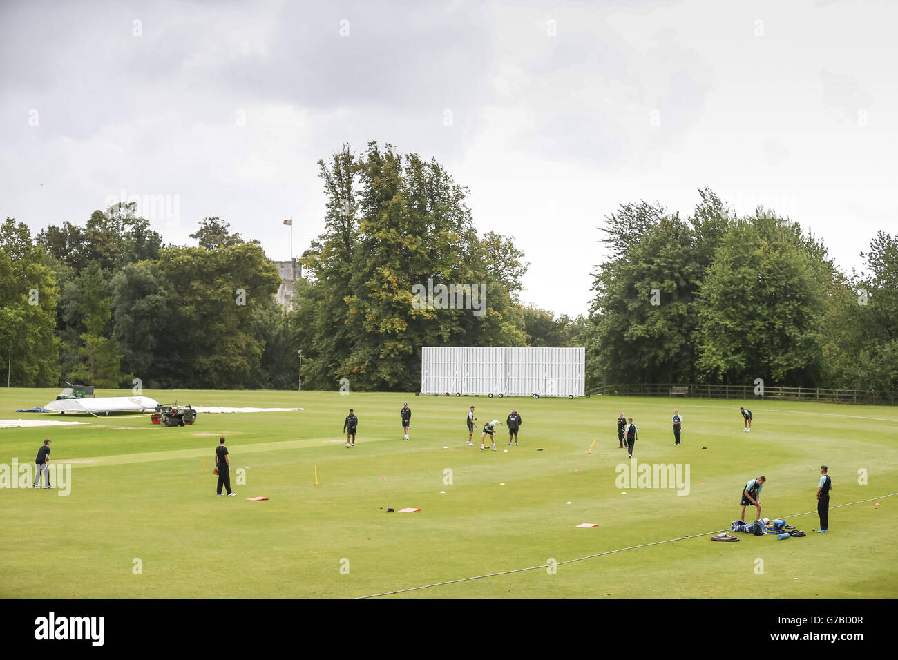Finale nationale de la BCE pour les moins de 17 ans au Arundel Castle Cricket Club dans West Sussex entre Surrey et Lancashire. La pluie a causé l'abandon du match et il a été convenu que les équipes partageront le titre. Banque D'Images