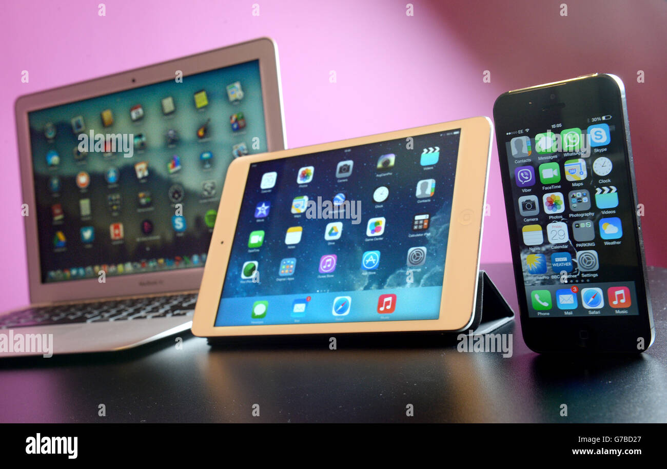 Un Apple MacBook Air (à gauche) iPad Mini (au centre) et iPhone 5 (à  droite) Londres Photo Stock - Alamy