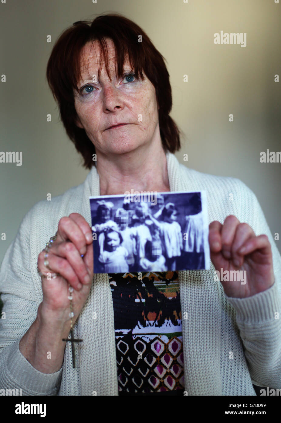 Les visages sur photo pixélisés par la survivante de l'AP Picture Desk Abuse Kate Walmsley à son domicile à Belfast tenant une photo montrant des enfants dans une maison résidentielle à Londonderry avec Kate (avant gauche) et Margaret McGuckian, fondatrice de survivants et victimes d'abus institutionnels (deuxième droite). Banque D'Images