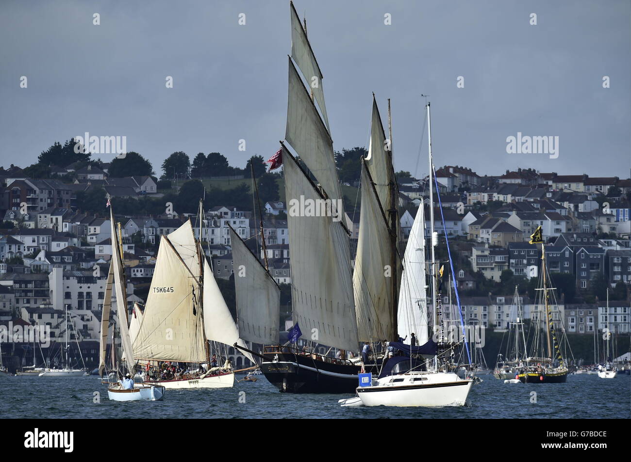 Un grand bateau prenant part à la Parade de Sail depuis le port de Falmouth, ce qui fait le chemin vers le point de départ de la course à Greenwich, Londres, sous la voile. Banque D'Images