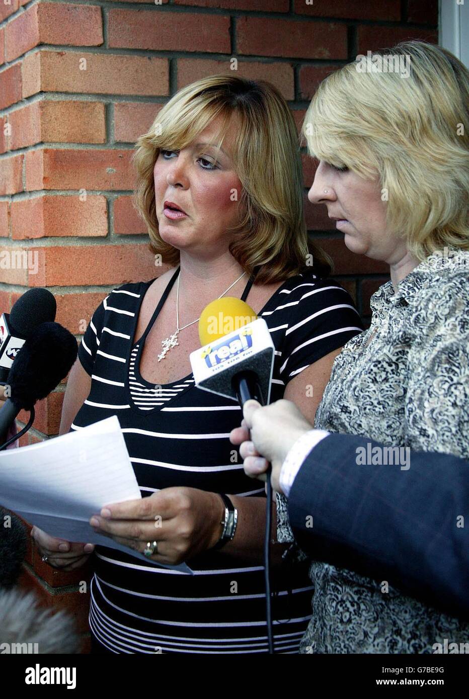 Mandy BIRT (à gauche) et Jackie Thomas, cousine et tante de Laura Rhodes, 13 ans, qui est décédée dans un pacte suicidaire présumé avec un ami, ont lu une déclaration aux médias au nom des parents dévastés de Laura chez eux à Heol Derwen, Cimla. Les parents Yvonne et Michael ont déclaré que Laura était chassés de son école secondaire par des intimidateurs. Elle a été découverte samedi chez elle à Neath, au sud du pays de Galles, après avoir pris une surdose présumée avec sa meilleure amie, Rebecca Ling. Banque D'Images