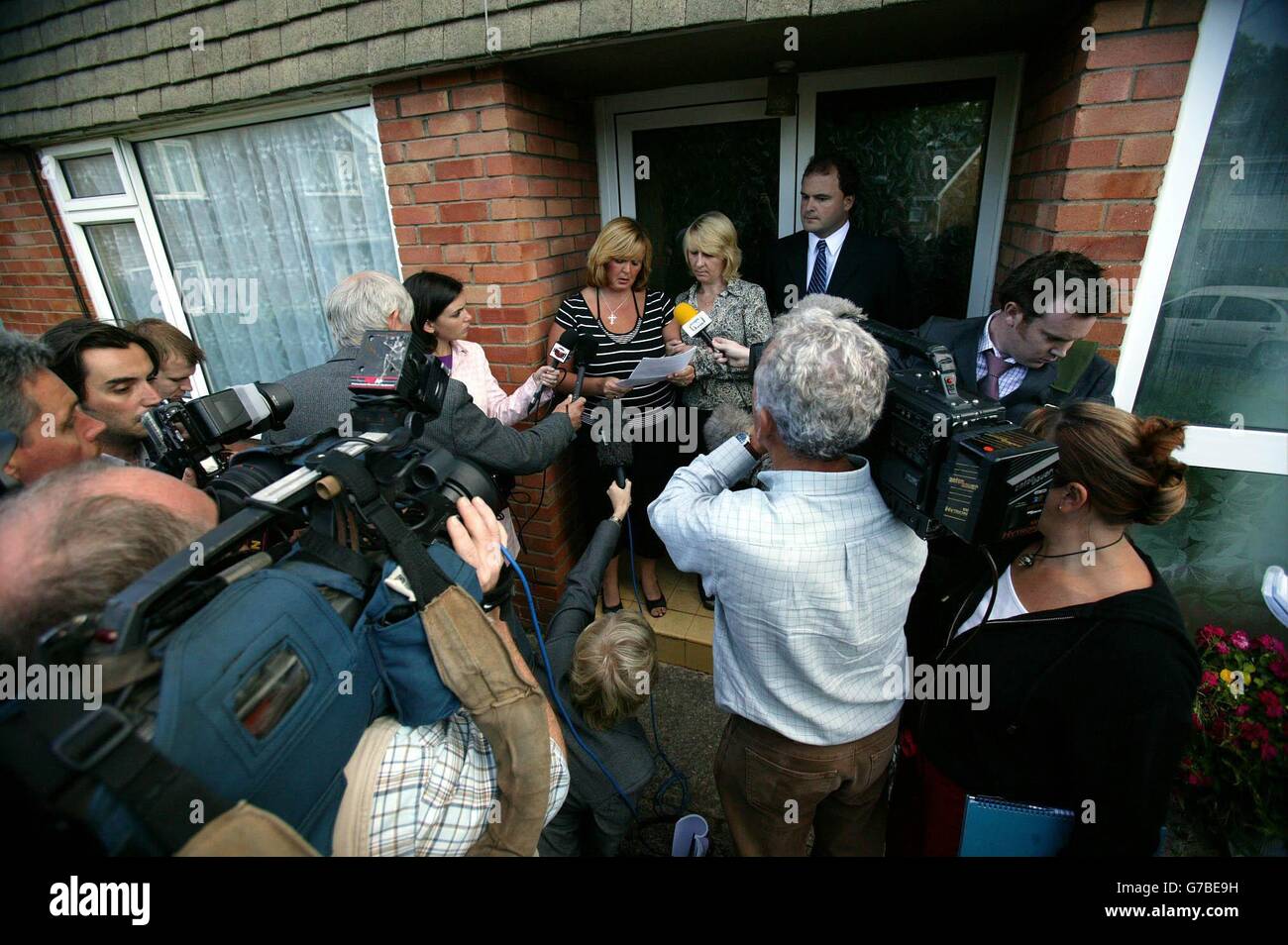 Mandy BIRT (à gauche) et Jackie Thomas, cousine et tante de Laura Rhodes, 13 ans, qui est décédée dans un pacte suicidaire présumé avec un ami, ont lu une déclaration aux médias au nom des parents dévastés de Laura chez eux à Heol Derwen, Cimla. Banque D'Images