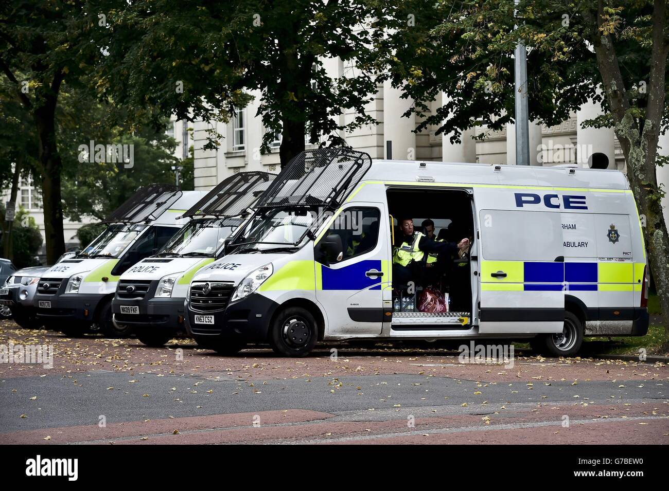 Des membres de Durham Constabulary sont vus près des tribunaux et de l'hôtel de ville de Cardiff, avant le sommet de l'OTAN à Newport, au pays de Galles. Banque D'Images