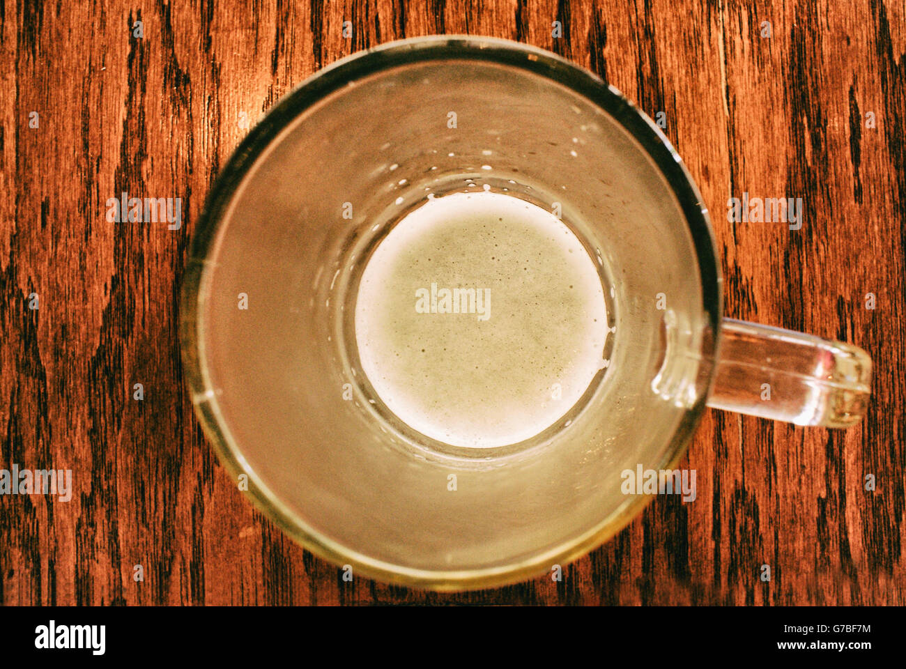 Photo d'un pot de bière sur une table en bois à partir d'une perspective vue de dessus Banque D'Images
