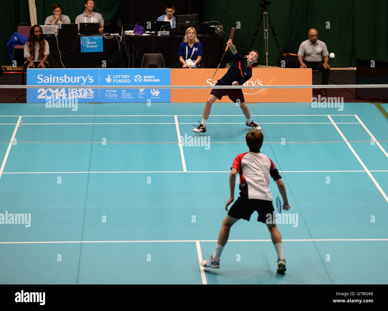 Anthony Grimley, en Écosse, prend le Callum Hemming, en Angleterre, dans le Badminton aux Sainsbury's School Games 2014, Armitage site, Manchester. Banque D'Images