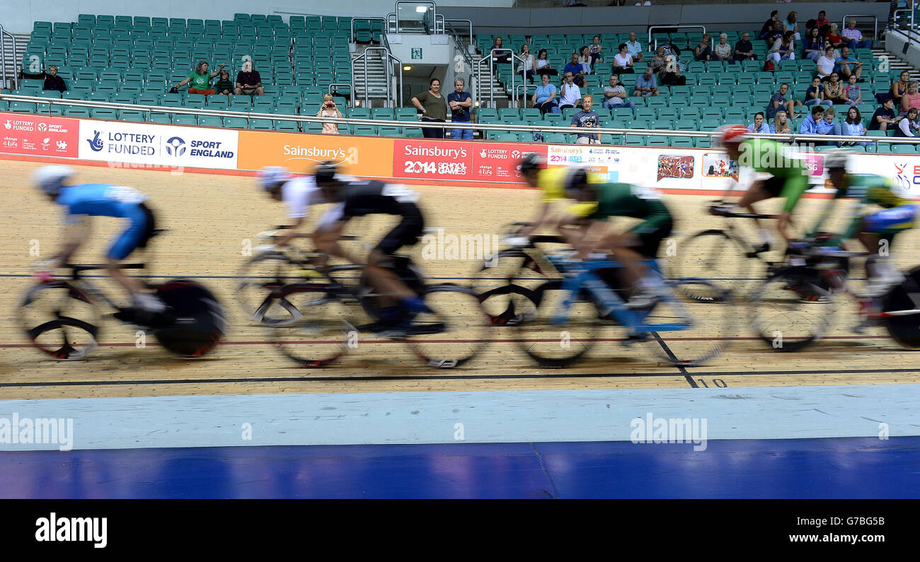 Les coureurs de la partie de qualification Boys Keirin, lors des Jeux scolaires de Sainsbury en 2014 au Centre National de Cyclisme de Manchester. APPUYEZ SUR ASSOCIATION photo. Date de la photo: Samedi 6 septembre 2014. Le crédit photo devrait se lire: Martin Rickett/PA Wire. Banque D'Images