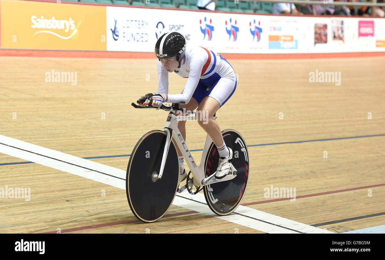 Charlotte Broughton sur le chemin de battre le record du championnat dans la course de qualification Girls 2000m Pursuit, pendant les jeux scolaires de Sainsbury 2014 au Nation Cycling Centre, Manchester. APPUYEZ SUR ASSOCIATION photo. Date de la photo: Samedi 6 septembre 2014. Le crédit photo devrait se lire: Martin Rickett/PA Wire. Banque D'Images