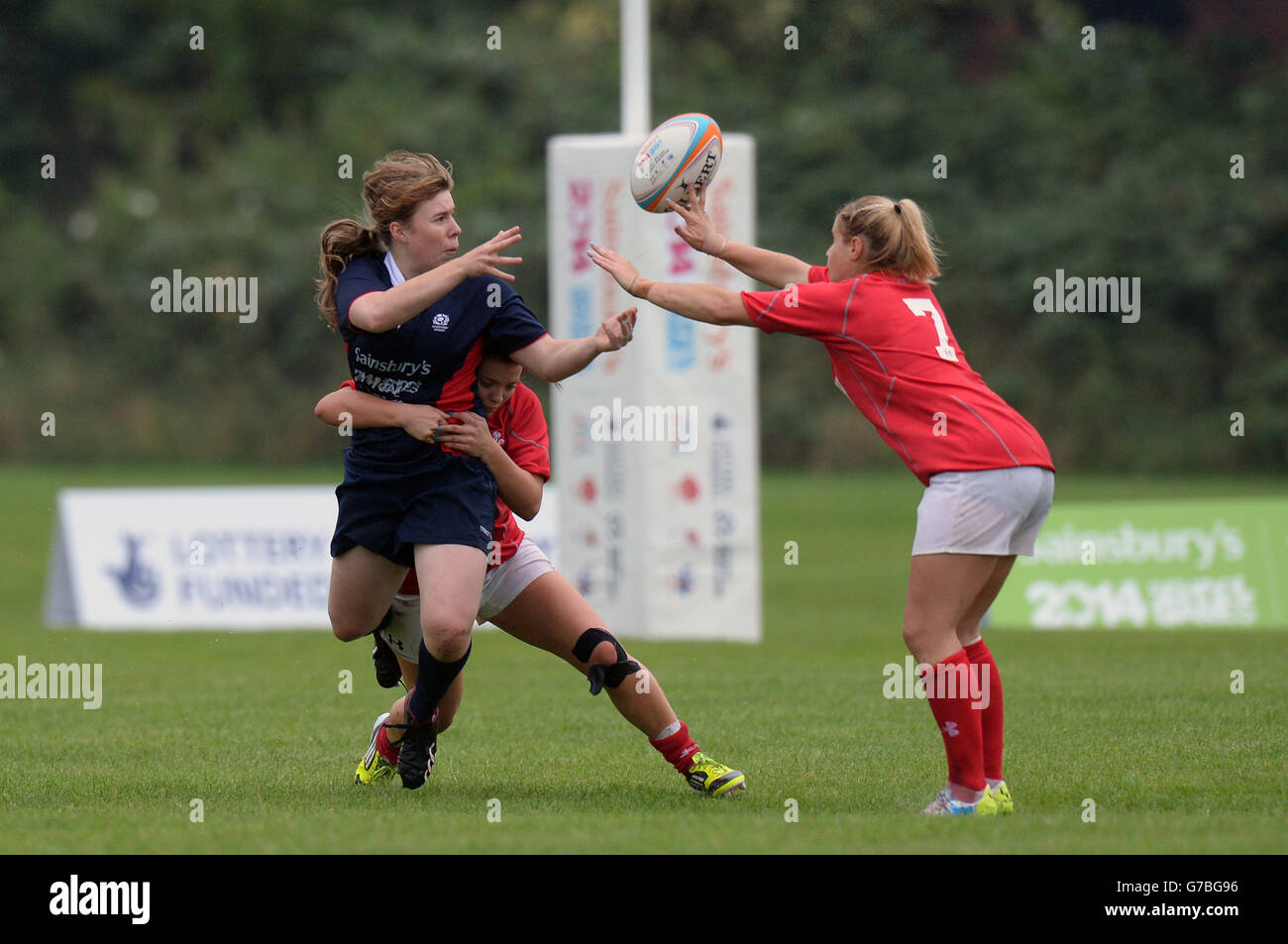 Siobhan McMillan en Écosse en action contre le pays de Galles A dans les Sevens de rugby aux Sainsbury's School Games 2014, Armitage site, Manchester. Banque D'Images