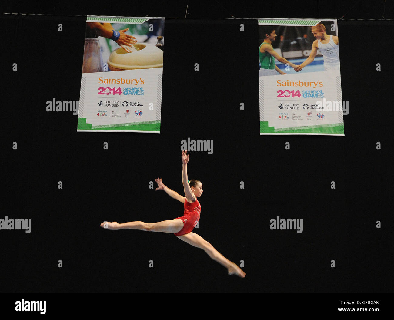 Les concurrents se réchauffent avant la gymnastique des filles lors des Jeux scolaires de Sainsbury en 2014 à l'arène Phones4U de Manchester. Banque D'Images