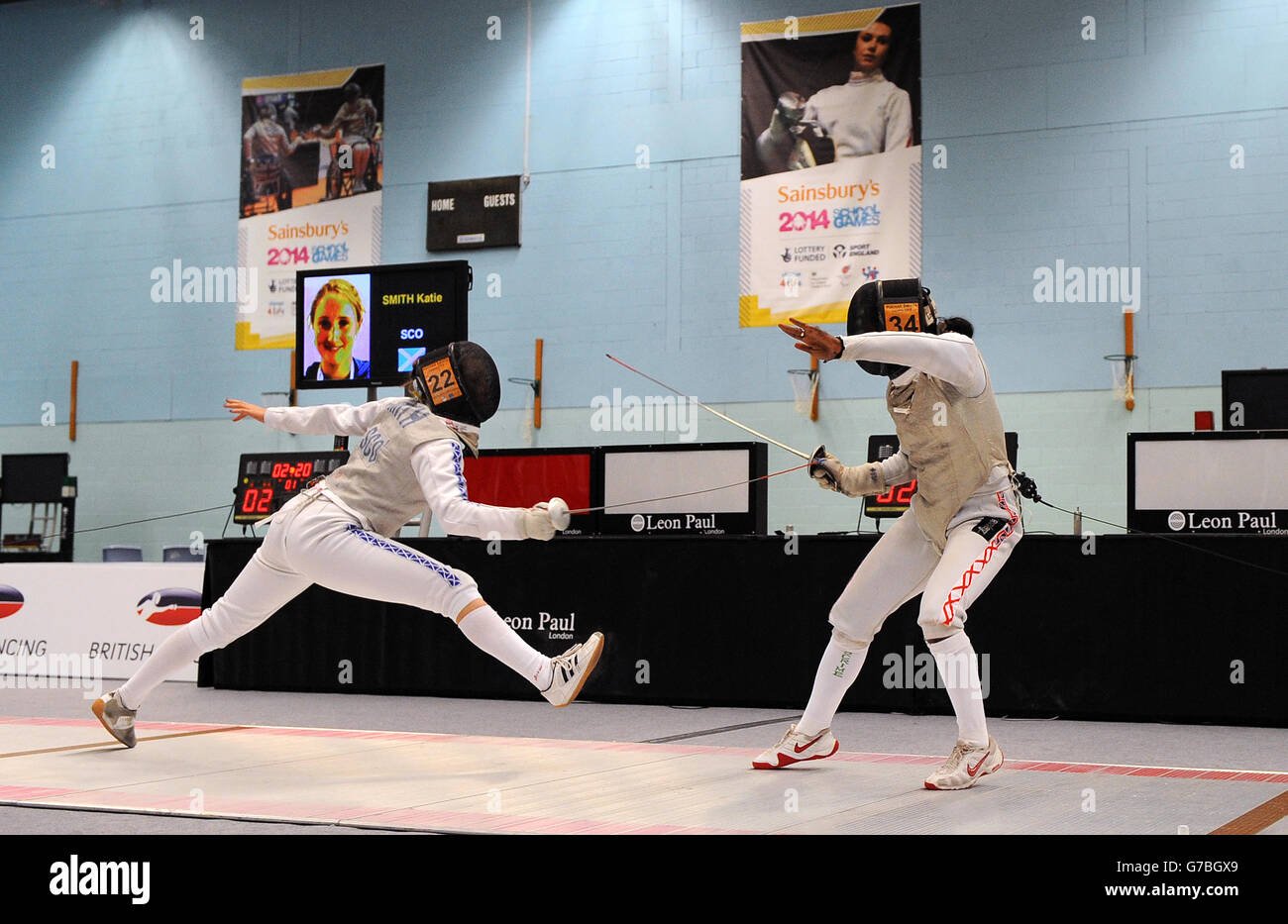 L'action de la Women's Fencing Foil final entre Katie Smith en Écosse et Ayesha Fihosy en Angleterre aux Jeux scolaires de Sainsbury en 2014, Wright Robinson College, Manchester. Banque D'Images