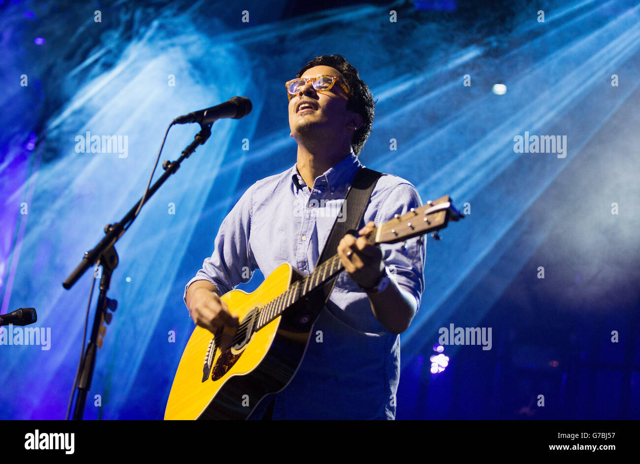 Luke Sital-Singh se produit sur scène au festival iTunes au Roundhouse de Londres. Banque D'Images