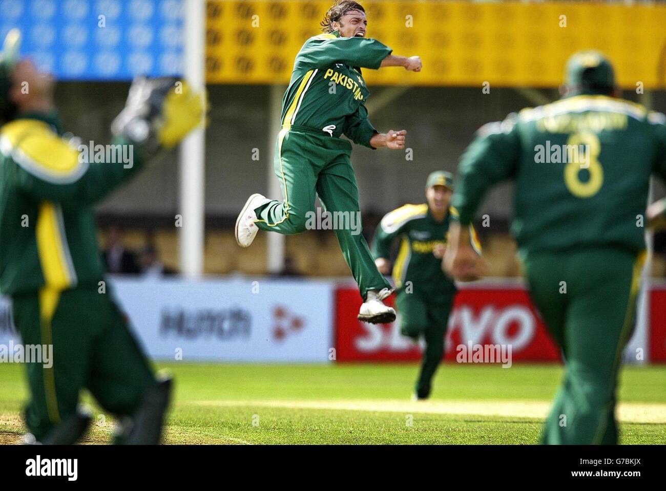 Le joueur de baseball rapide du Pakistan Shoaib Akhtar célèbre son deuxième match de cricket du batteur indien Yuvraj Singh, lors du match du I.C.C Champions Trophy à Edgbaston, Birmingham. , PAS D'UTILISATION DE TÉLÉPHONE MOBILE Banque D'Images