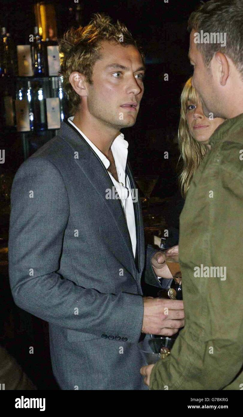 L'acteur Jude Law est sur les coulisses de son ex-épouse, couturier Sadie Frost, lors du spectacle printemps/été 2005 de la London Fashion week, qui s'est tenu au Titanic, Brewer Street, dans le centre de Londres. Banque D'Images