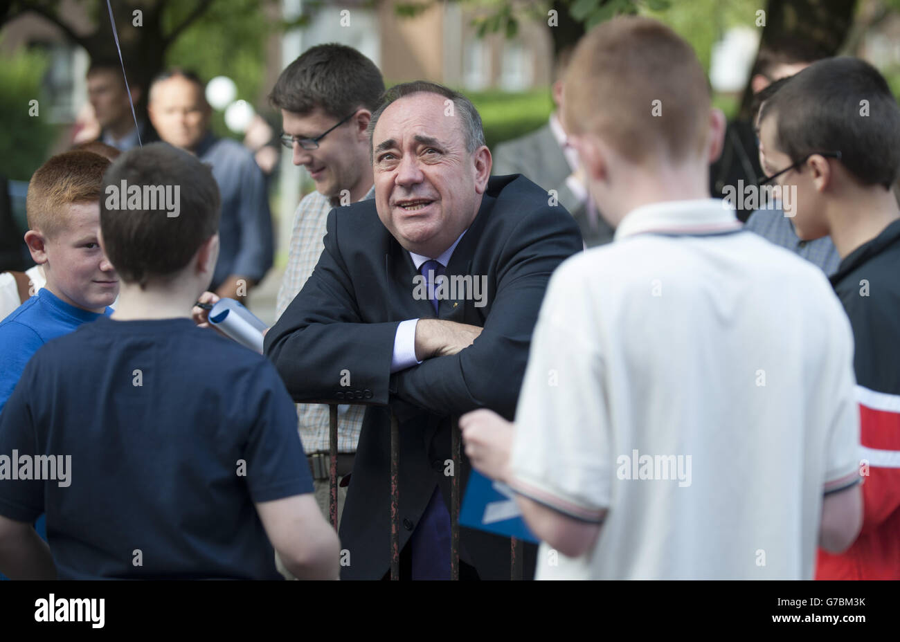 Le premier ministre écossais, Alex Salmond (au centre), visite la région de Tollcross à Glasgow pour rencontrer les partisans de Yes Scotland. Banque D'Images