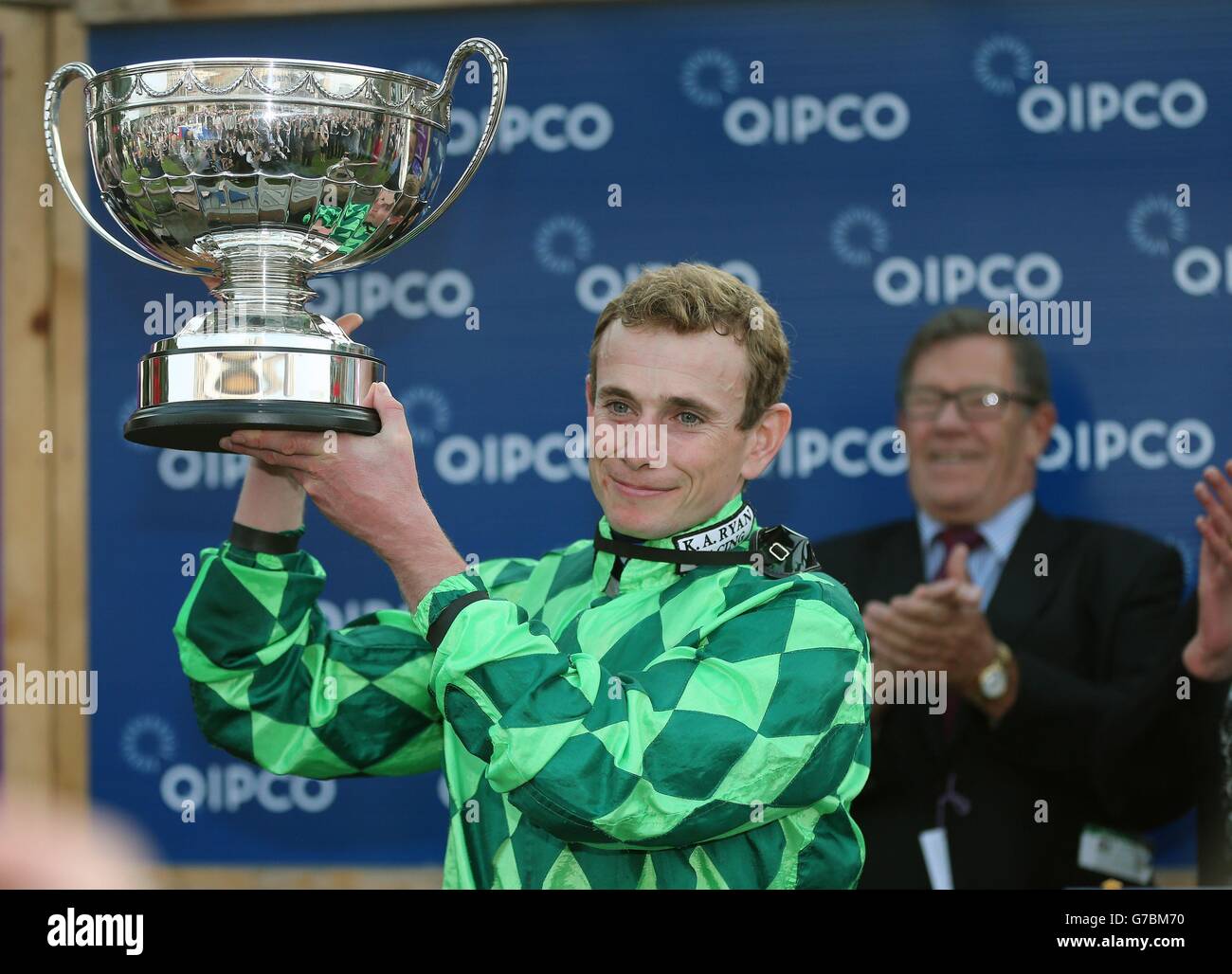 Le Jockey Ryan Moore de Gray Gatsby a remporté la coupe en tant que propriétaire Freddie Gillespie célèbre dans le tour arrière après la victoire dans les enjeux irlandais du champion de QIPCO pendant le week-end des champions irlandais à l'hippodrome de Leopardstown, Dublin, Irlande. Banque D'Images