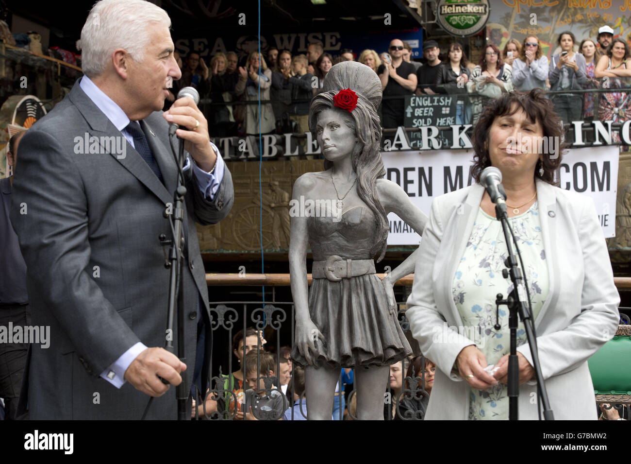 Les parents d'Amy Winehouse Mitch et Janis se tiennent devant une statue de leur fille Amy Winehouse sur ce qui aurait été le 31e anniversaire du chanteur, après son dévoilement au marché des écuries, Camden Town, Londres. Banque D'Images