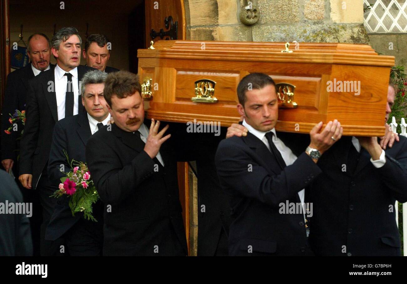 Le chancelier de l'Échiquier Gordon Brown flanqué de ses frères Andrew et John (arrière) suivent le cercueil de leur mère lorsqu'il est sorti à l'église paroissiale d'Insch dans l'Aberdeenshire, en Écosse.Jessie Elizabeth Brown, 86 ans, connue sous le nom de Bunty, est décédée dimanche à l'infirmerie royale d'Aberdeen. Banque D'Images