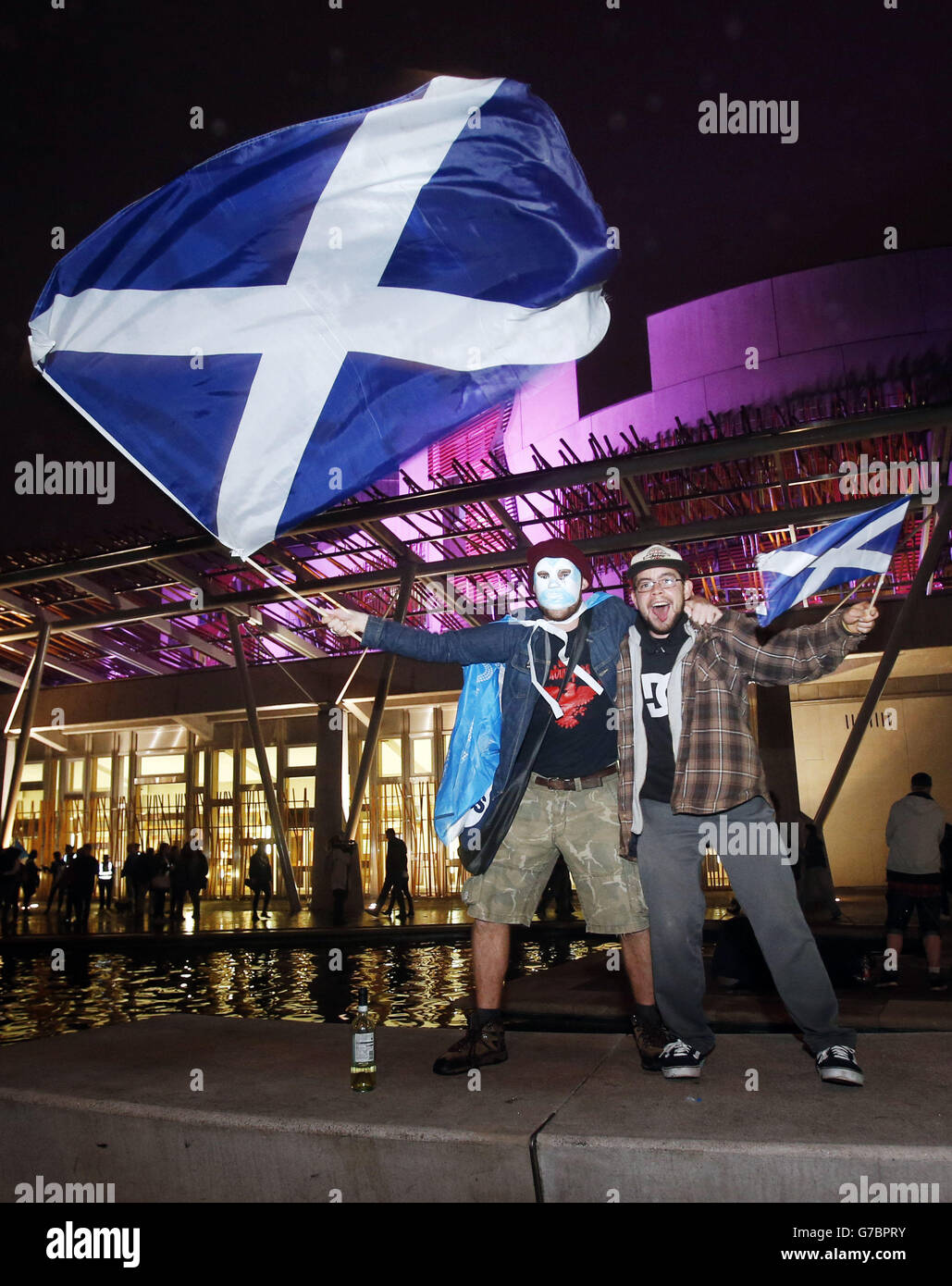 La scène en dehors du Parlement écossais à Édimbourg, comme premier résultat du référendum sur l'indépendance, a donné un coup de pouce aux militants pro-britanniques, sans s'assurer d'une victoire confortable dans Clackmannanshire. Banque D'Images