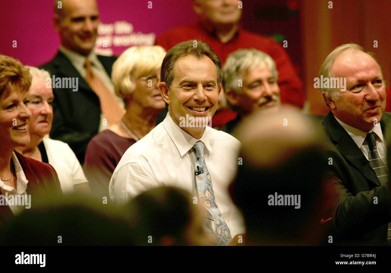Le Premier ministre britannique Tony Blair (au centre) écoute les questions des résidents locaux de Brighton lors d'une séance de questions-réponses à Brighton. La violence en Irak menace d'éclipser le début de la conférence du parti de Tony Blair dimanche alors que le premier ministre lutte pour détourner l'attention sur le programme intérieur avant les prochaines élections, prévues l'année prochaine. Banque D'Images