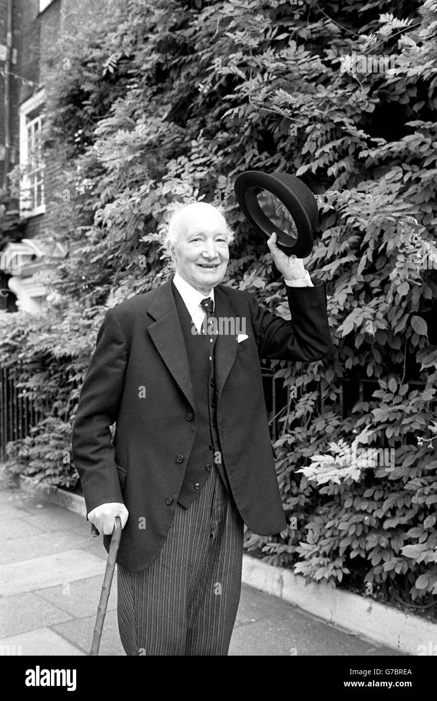 Lord Denning élève son chapeau de lanceur sur le chemin des cours royales de justice pour son dernier jour en tant que Maître des Rolls. Il a passé 20 ans à titre de juge d'appel civil principal. Banque D'Images