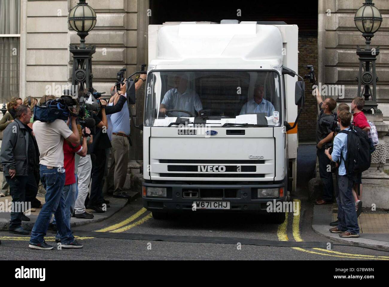 Les médias entourent une fourgonnette de police qui quitte la cour des magistrats de Bow Street, Bow Street, Londres, où Kevin Lee Williams, 21 ans, a comparu inculpé du meurtre d'un homme en Irak.Le trooper de 21 ans du second Royal Tank Regiment est accusé du meurtre de Hassan Said dans ad Dayr, le 3 août 2003.Il a été cloué pour comparaître au Old Bailey à 9h45 le 28/9/2004. Banque D'Images