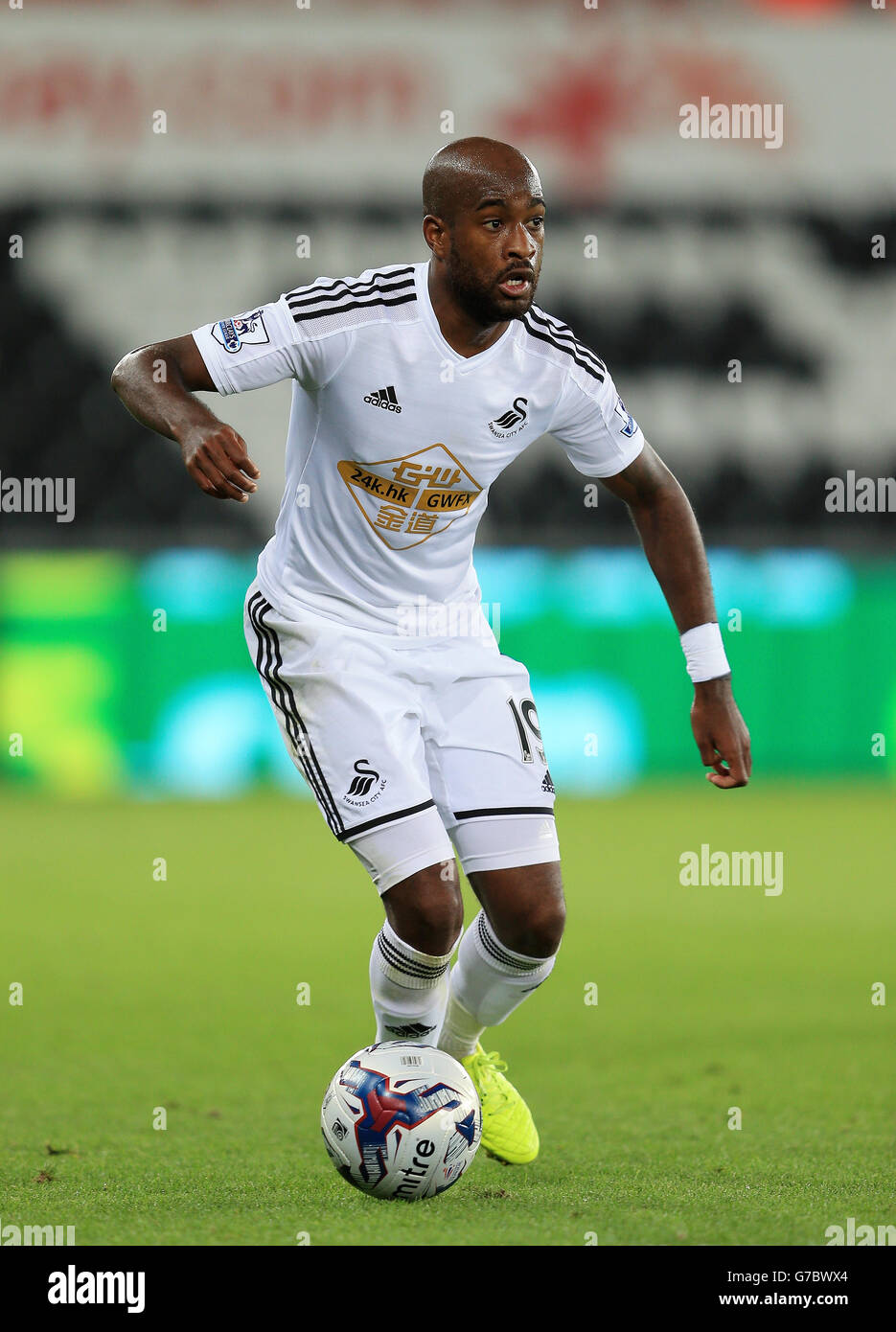 Dwight Tiendalli de Swansea City lors du deuxième tour de la coupe de la capitale au Liberty Stadium, Swansea. Banque D'Images