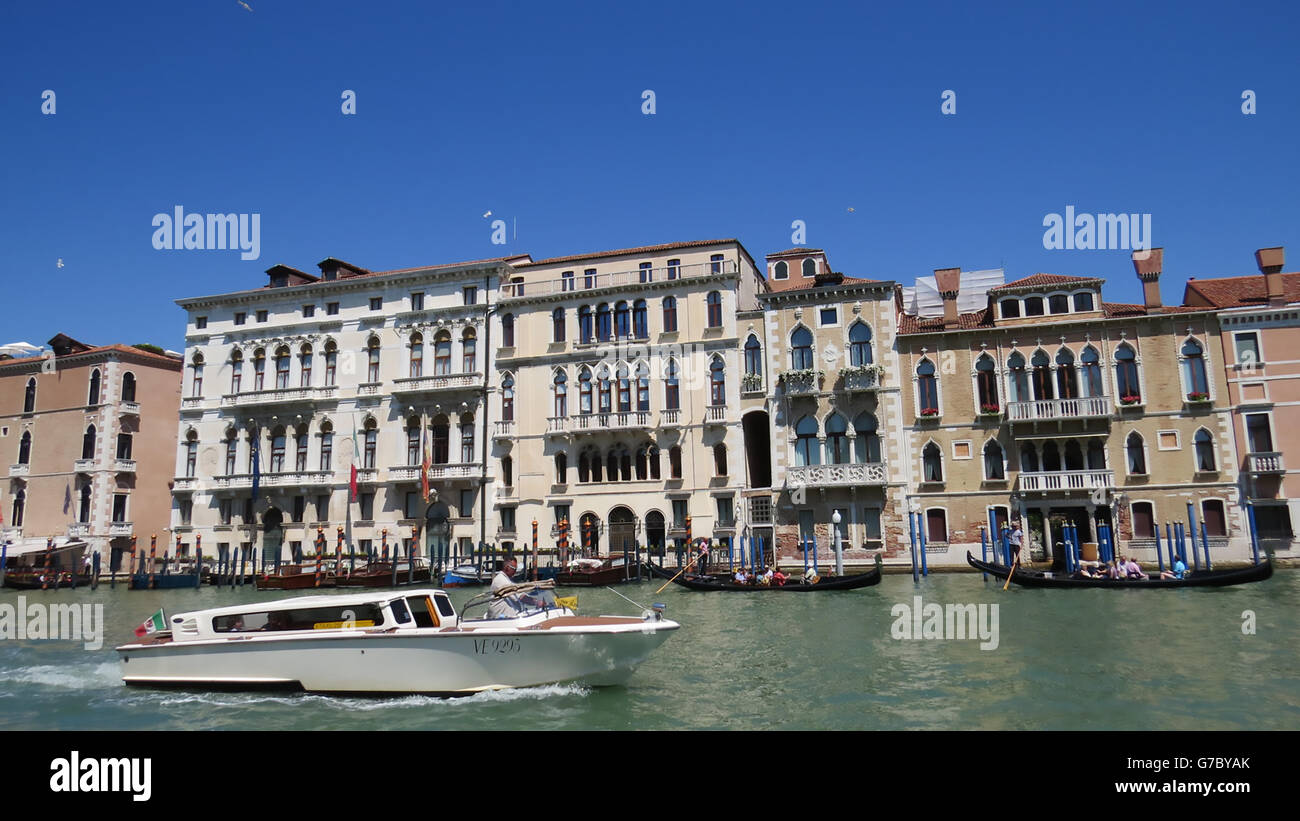 Venise, Italie. Bâtiments le long du Grand Canal avec un bateau-bus vaporetto - passage - acheter. Photo Tony Gale Banque D'Images