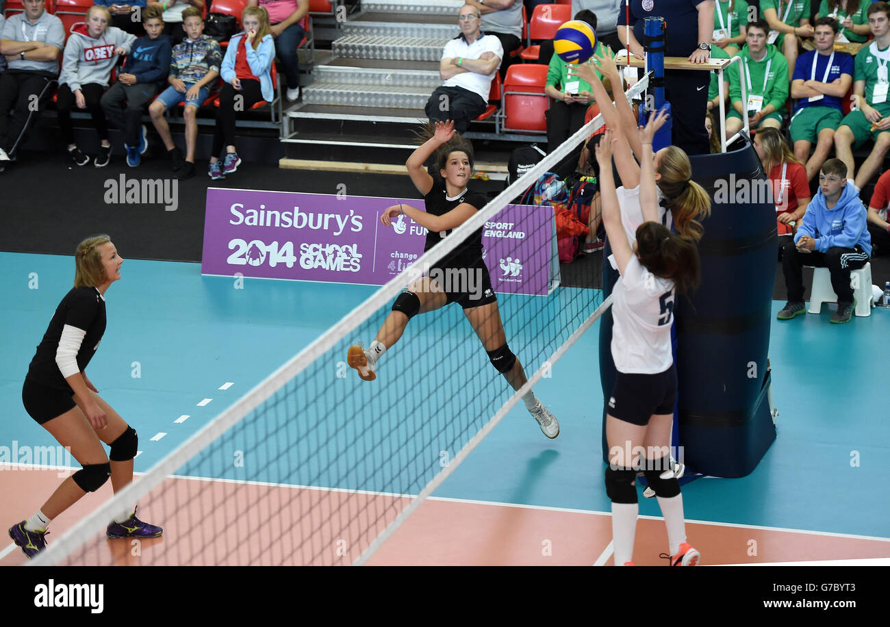 Eva Elias, une femme cadet de l'Angleterre, frapche le ballon contre les Scotland East Girls lors de la finale du volley-ball, lors des Jeux scolaires de Sainsbury en 2014 au Sugden Centre de Manchester. APPUYEZ SUR ASSOCIATION photo. Date de la photo: Dimanche 7 septembre 2014. Le crédit photo devrait se lire: Martin Rickett/PA Wire. Banque D'Images