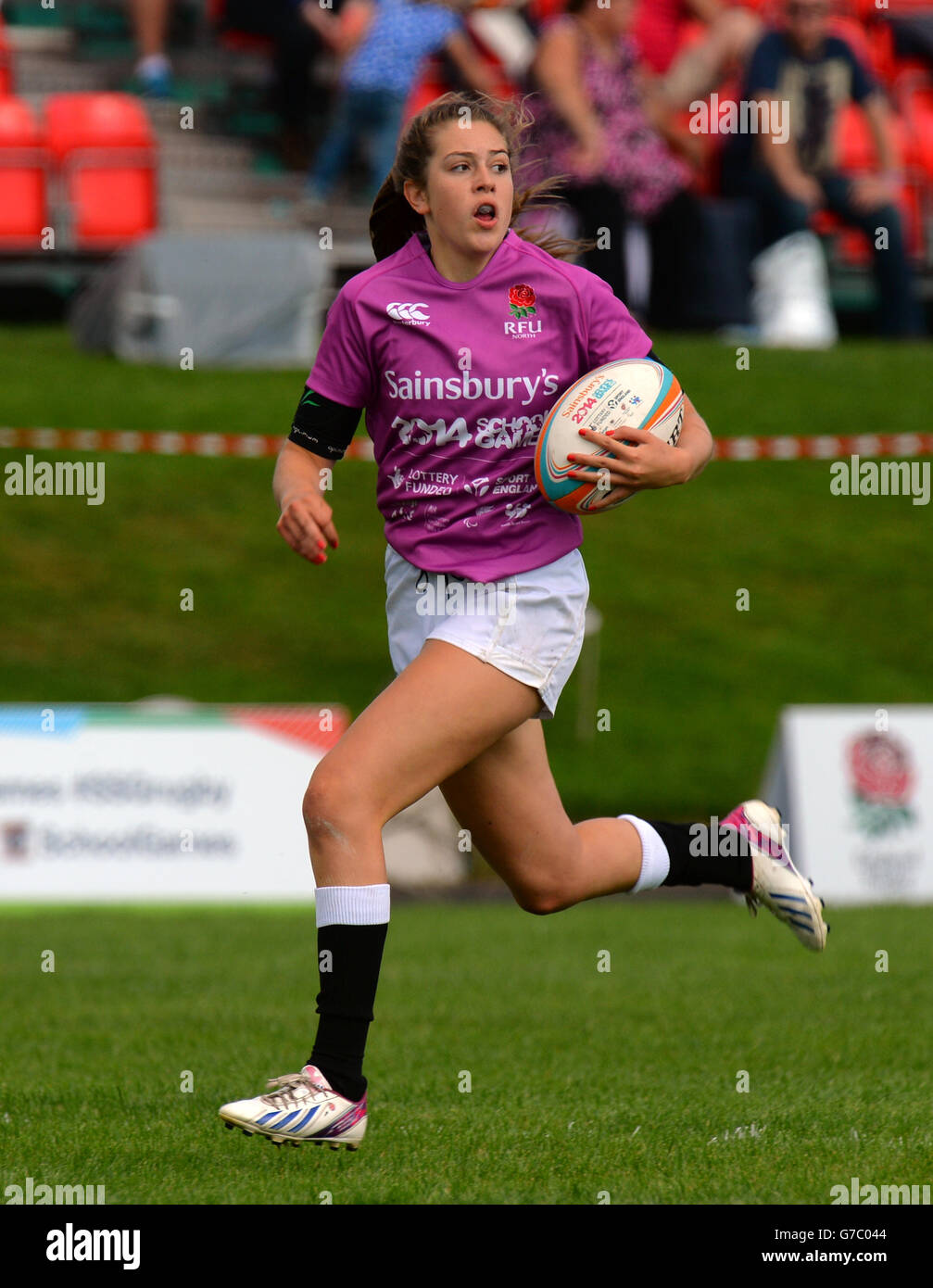 Action de l'Angleterre du Nord contre le pays de Galles dans les Sevens de rugby aux Jeux scolaires de Sainsbury en 2014, site de l'Armitage, Manchester. Banque D'Images