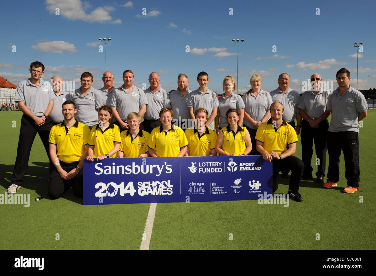 Sport - Sainsbury's 2014 School Games - quatrième jour - Manchester.Officiels et bénévoles pour le hockey aux Jeux scolaires de Sainsbury en 2014, site de l'Armitage, Manchester. Banque D'Images