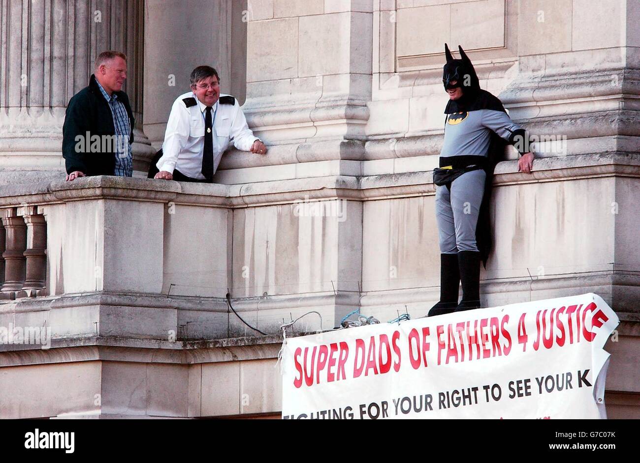 Un militant Pères 4 de la justice habillé comme Batman sur un balcon de Buckingham Palace. Jason Hatch, 33 ans, de Gloucester, a réussi à rejoindre la résidence royale malgré la présence de gardes armés. Des experts de la sécurité et un ancien responsable du Palais de Buckingham ont exprimé aujourd'hui des inquiétudes au sujet des dispositions de sécurité à la résidence royale à la suite de la protestation des Pères 4 Justice. Banque D'Images