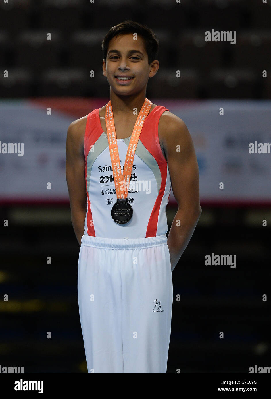 Joshua Nathan, en Angleterre, avec sa médaille d'argent après l'épreuve de gymnastique sur pieds des garçons lors des Jeux scolaires de Sainsbury en 2014 à l'arène Phones4u, à Manchester. Banque D'Images