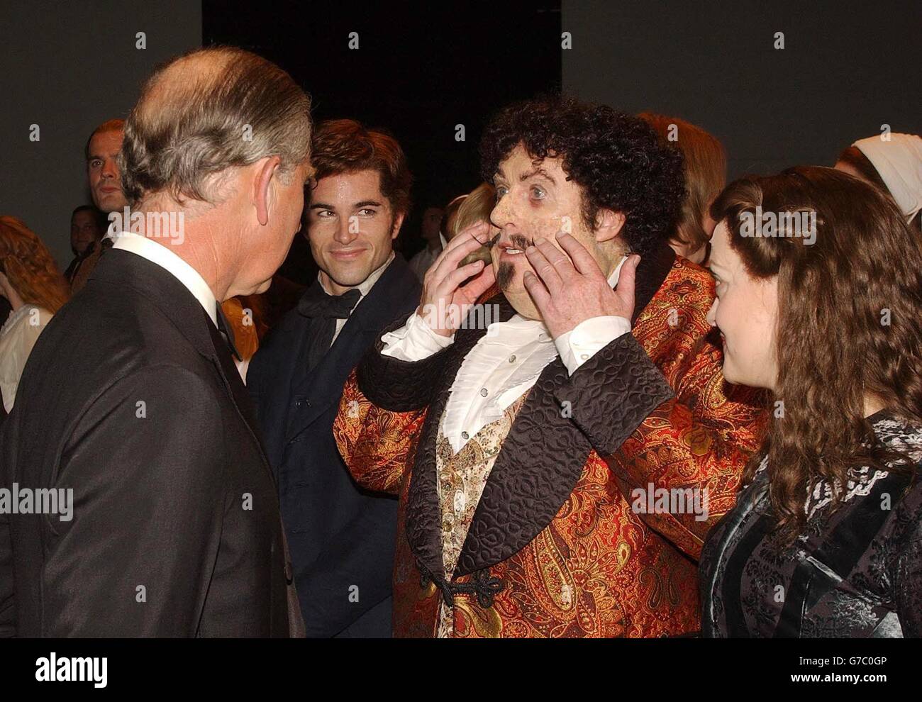 Le Prince de Galles est en conversation avec Michael Crawford (au centre) et sa co-star Maria Friedman, qui a fait ses coulisses au Palace Theatre dans le West End de Londres, après la représentation de la Royal Gala Charity de la comédie musicale « The Woman in White » de Lord Lloyd Webber. Banque D'Images