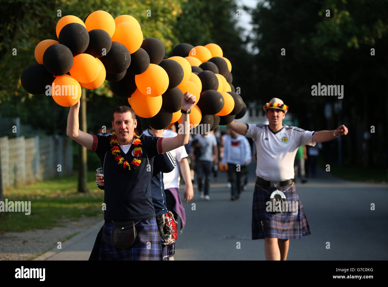 Football - UEFA Euro 2016 - qualification - Groupe D - Allemagne / Ecosse - signal Iduna Park.Les fans d'Écosse se promeunent au stade de l'UEFA Euro 2016 qualification, groupe D match au signal Iduna Park, Dortmund. Banque D'Images