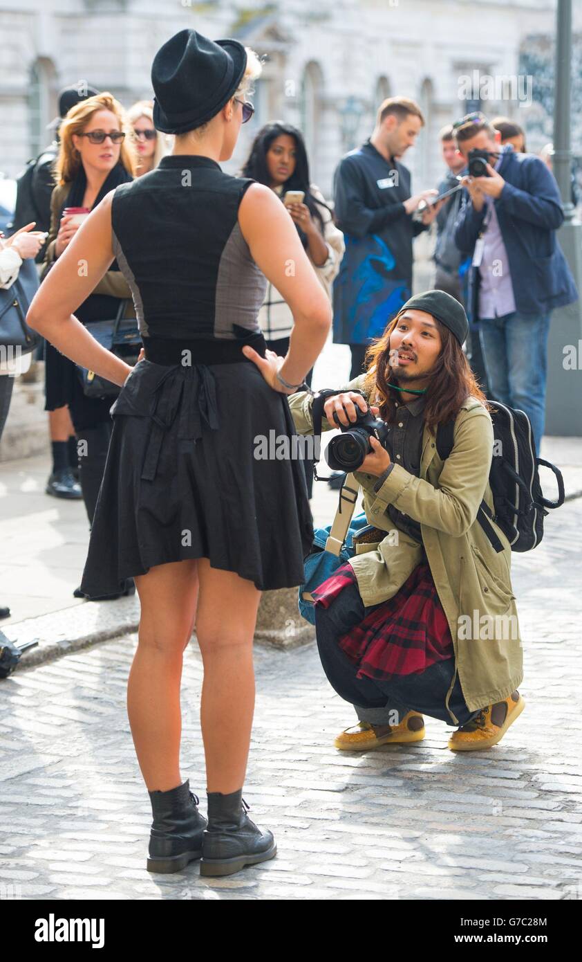 Un photographe prend des photos d'un participant à Somerset House, dans le centre de Londres, pendant la Fashion week de Londres. Banque D'Images