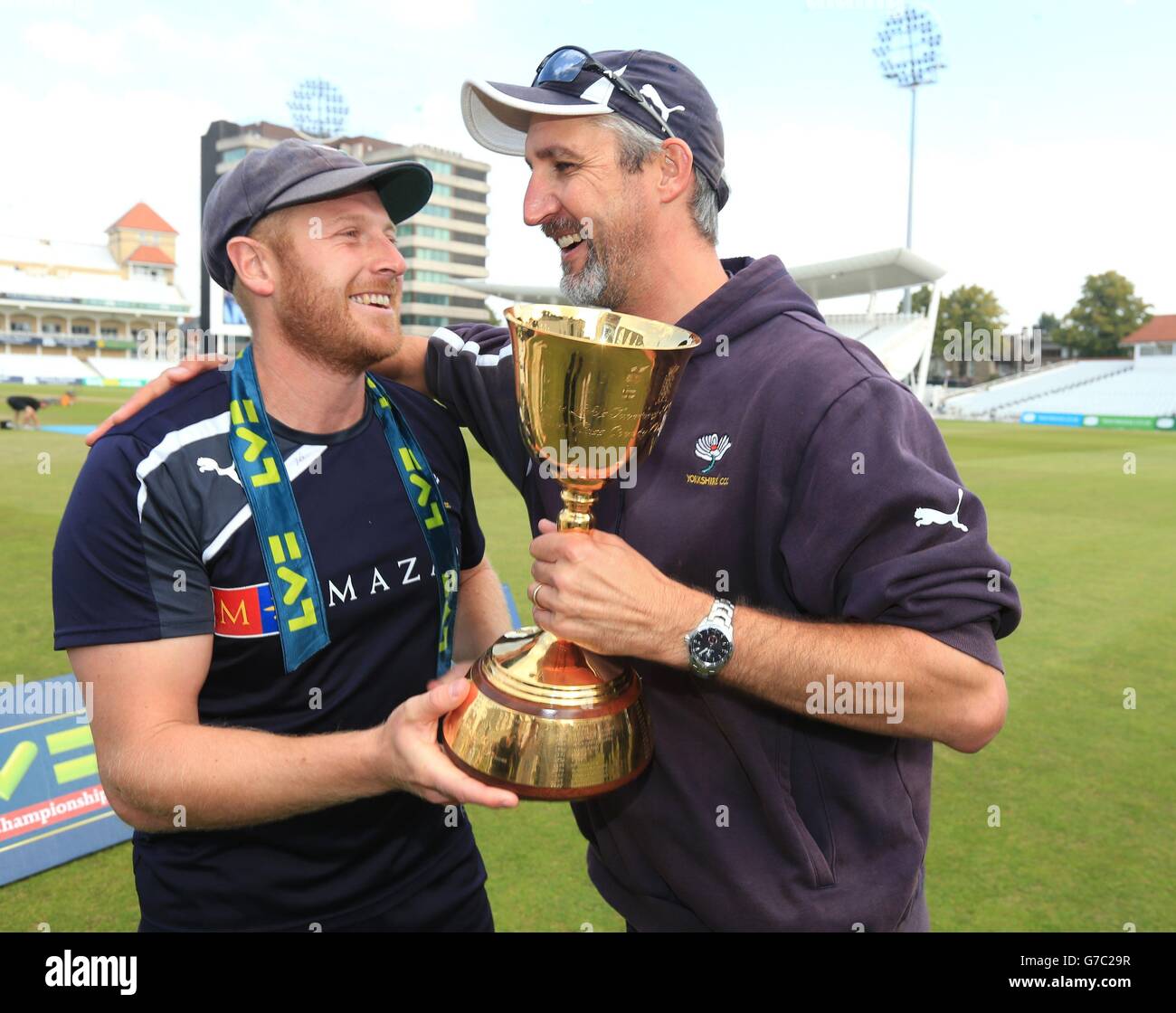 Le capitaine Andrew Gale célèbre la victoire du trophée du championnat de la division un du comté le long de l'entraîneur-chef latéral Jason Gillespie (à droite) pendant le quatrième jour du match du championnat du comté LV= de la division un à Trent Bridge, Nottingham. PHOTO DE SOCIATION. Date de la photo : vendredi 12 septembre 2014. Voir PA Story CRICKET Nottinghamshire. Le crédit photo devrait se lire comme suit : Mike Egerton/PA Wire Banque D'Images