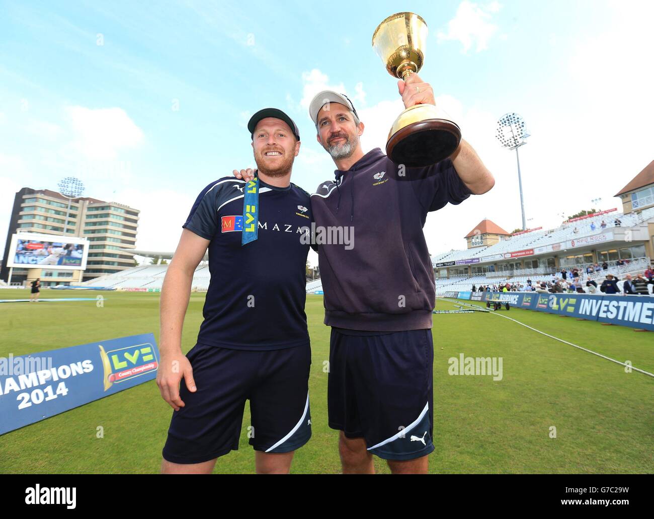 Le capitaine Andrew Gale célèbre la victoire du trophée du championnat de la division un du comté le long de l'entraîneur-chef latéral Jason Gillespie (à droite) pendant le quatrième jour du match du championnat du comté LV= de la division un à Trent Bridge, Nottingham. PHOTO DE SOCIATION. Date de la photo : vendredi 12 septembre 2014. Voir PA Story CRICKET Nottinghamshire. Le crédit photo devrait se lire comme suit : Mike Egerton/PA Wire Banque D'Images