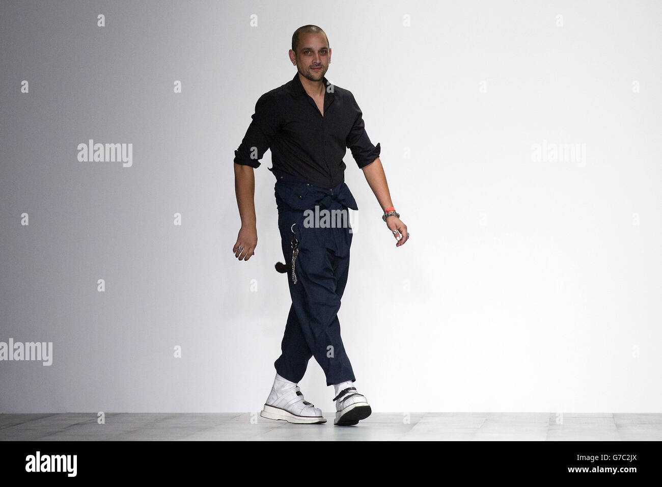 Jean-Pierre Braganza Catwalk - London Fashion week 2014.Jean-Pierre Braganza sur la passerelle après le spectacle, à Somerset House, dans le centre de Londres. Banque D'Images