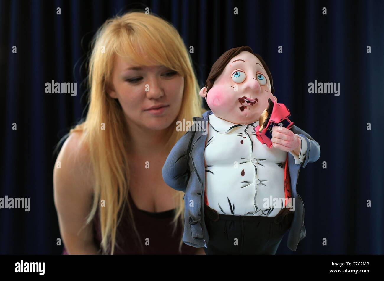 Zephyrs Cooney, responsable marketing, regarde un gâteau représentant Augustus Gloop de Charlie et l'usine de chocolat de Maria O'Connor dans le cadre d'une exposition de gâteaux célébrant la journée de Roald Dahl le 13 septembre et le 50e anniversaire de Charlie et de la chocolaterie exposée à la galerie Ark À Temple Bar Dublin. Banque D'Images