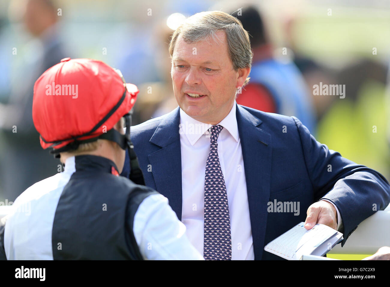 Le formateur William Haggas (à droite) discute avec le jockey Joe Fanning (à gauche) Banque D'Images