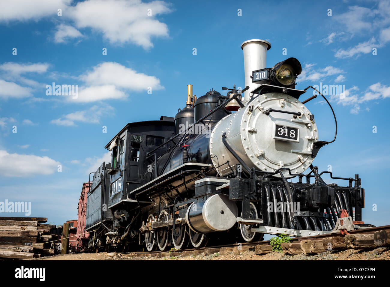 Vieux train classique avec moteur nuages gonflés Banque D'Images