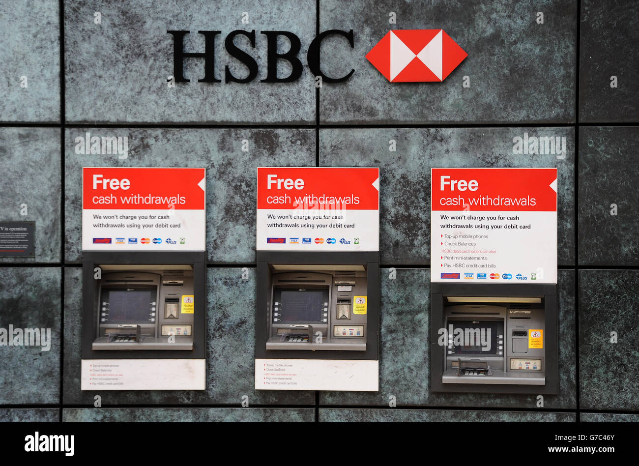Vue générale de trois distributeurs de billets HSBC consécutifs, à Londres. Banque D'Images