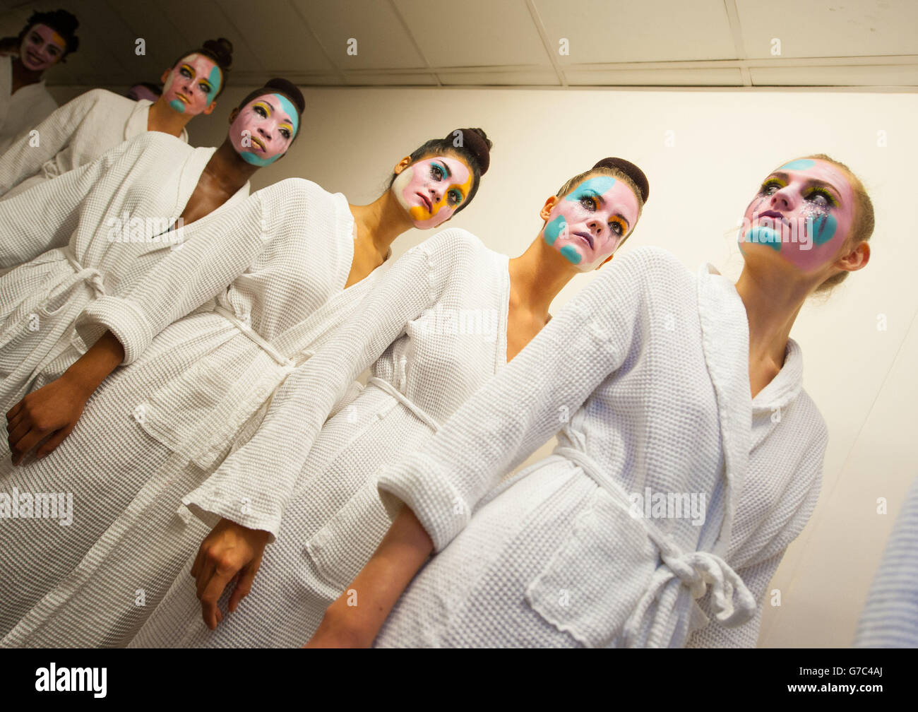 Les modèles préparent les coulisses avant le spectacle de la passerelle vin & Omi, à l'hôtel Cumberland, dans le centre de Londres, pendant la Fashion week de Londres. Banque D'Images