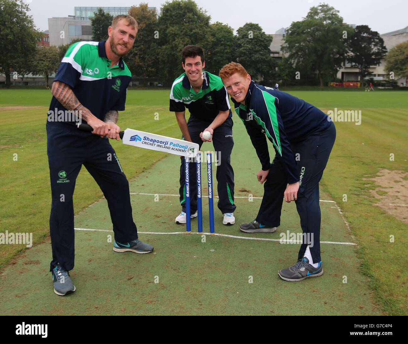 Cricket - Ireland National Academy Photocall.John Mooney (à gauche), George Dockrell (au centre) et Kevin O'Brien pendant un photocall à Trinity College, Dublin. Banque D'Images