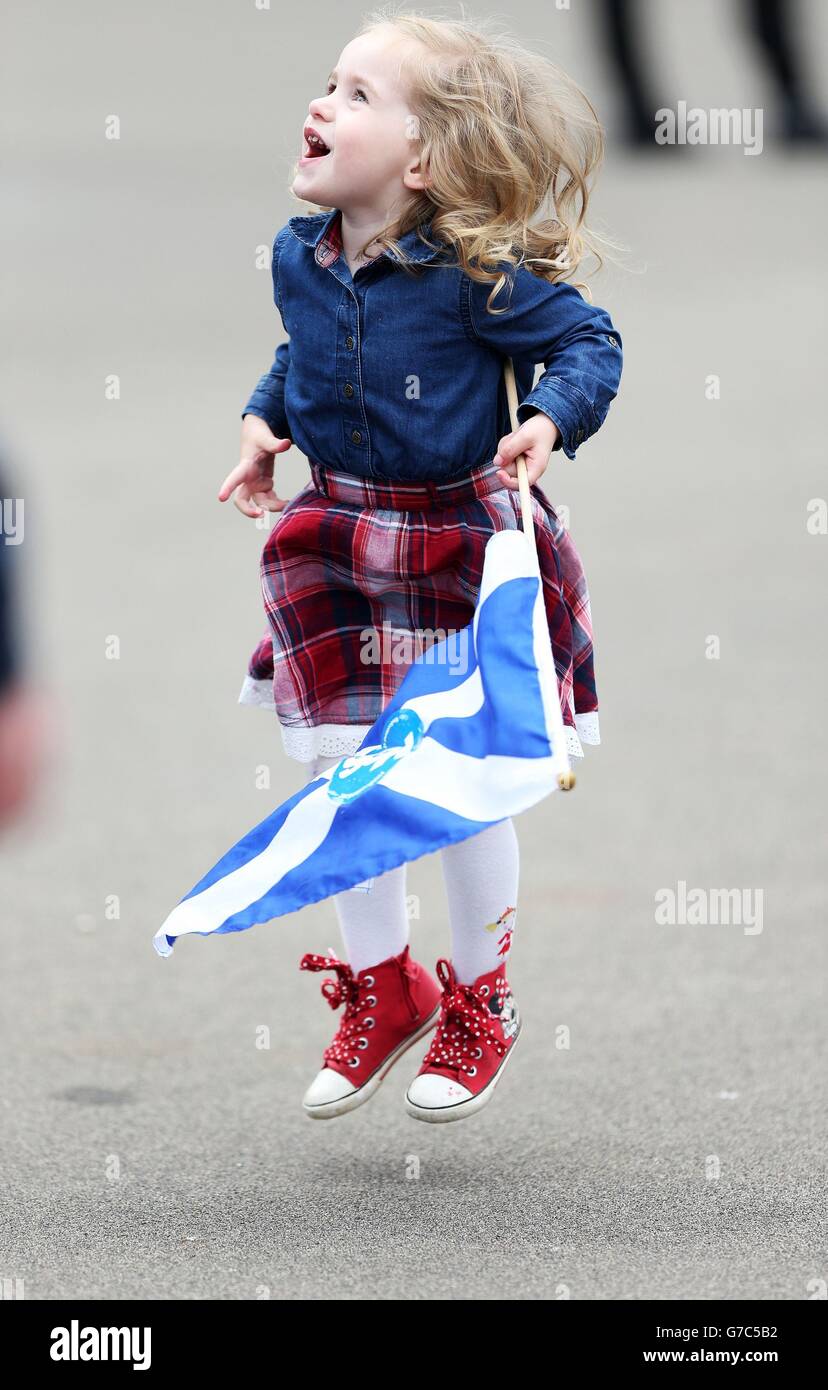 Une jeune fille porte une saltire YES à George Square, à Glasgow, en  prévision du référendum sur l'indépendance écossaise qui aura lieu demain  Photo Stock - Alamy