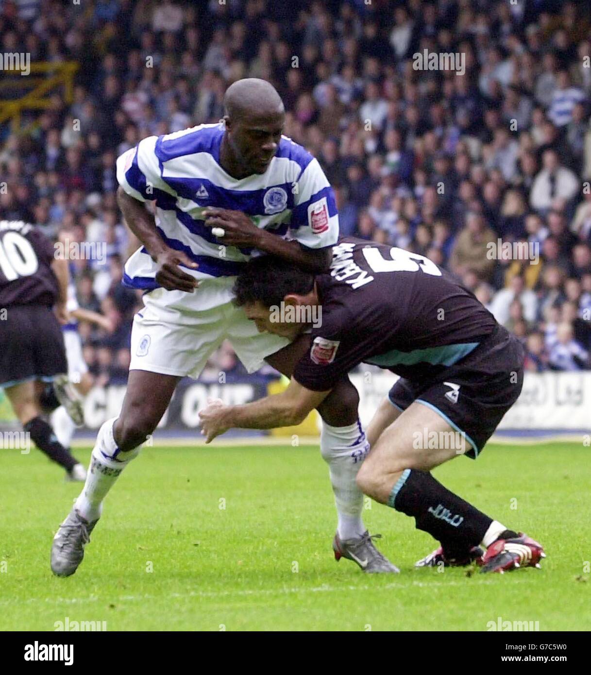 Les Queens Park Rangers Paul Furlong (L) et Martin Keown de Leicester City sont impliqués dans un court combat lors du match de championnat Coca-Cola à Loftus Road, Londres, le samedi 25 septembre 2004. PAS D'UTILISATION DU SITE WEB DU CLUB OFFICIEUX. Banque D'Images