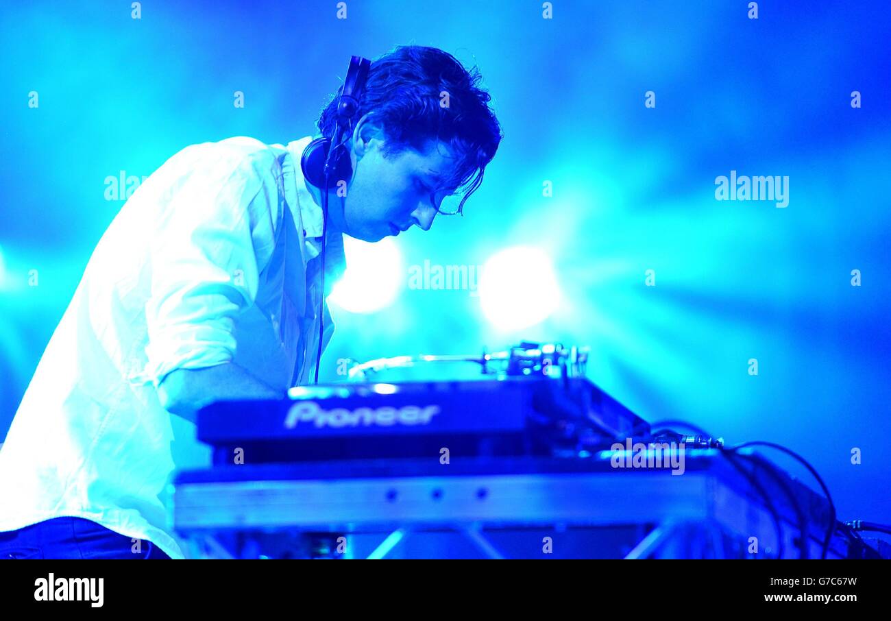 Jamie XX (Jamie Smith), qui se déroule en direct sur scène dans le cadre du festival iTunes au Roundhouse, Camden, Londres. Banque D'Images